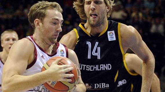 Rihards Kuksiks deals with Varese