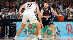 Melbourne United Hold out Perth Wildcats in Rollercoaster Battle