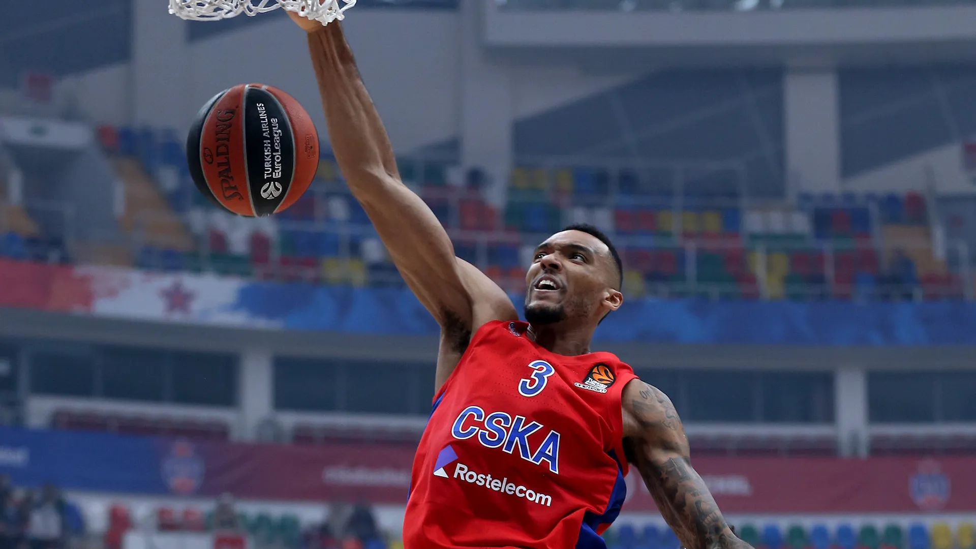 Olympiacos bolsters frontcourt with Joel Bolomboy